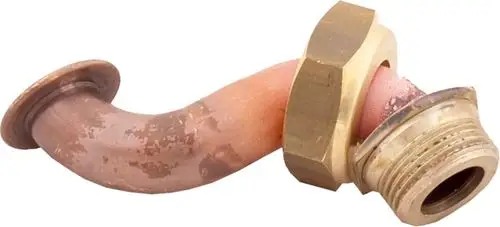 Verrohrung mit gebogenem Ende aus Metall, versehen mit einer Unterlegscheibe und einem Gewindeanschluss, möglicherweise für Heizungsanlagen der Marke Wolf.